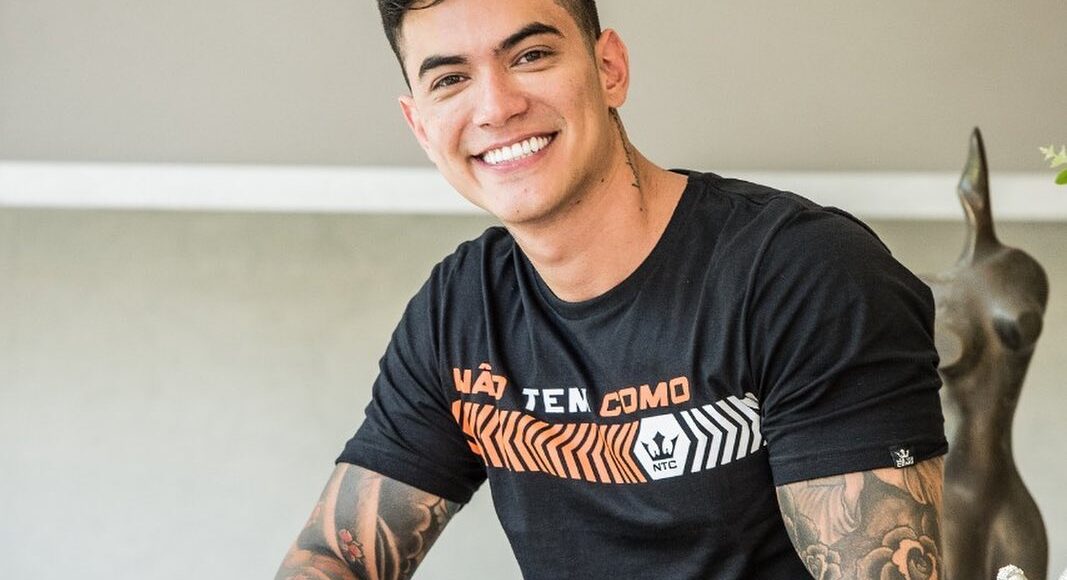 fotode fnx sentado e sorrindo