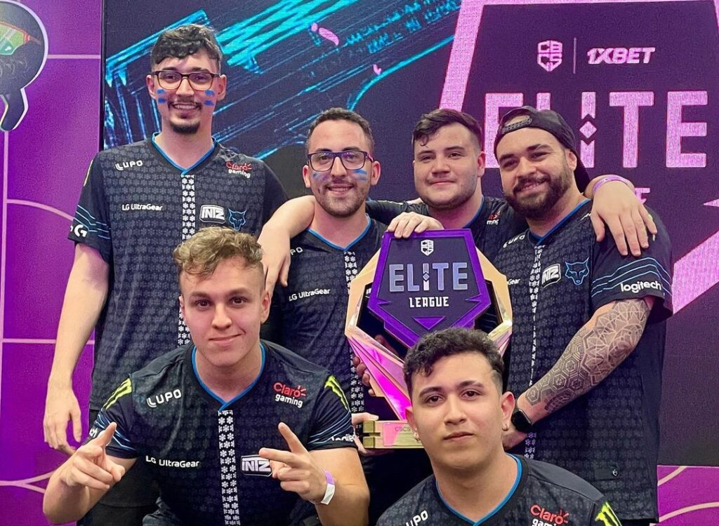 Equipe de CS:GO com trofeu da CBCBR Elite League 2022