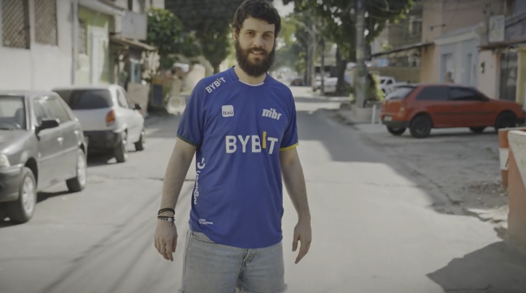 Humorista com camisa do MIBR