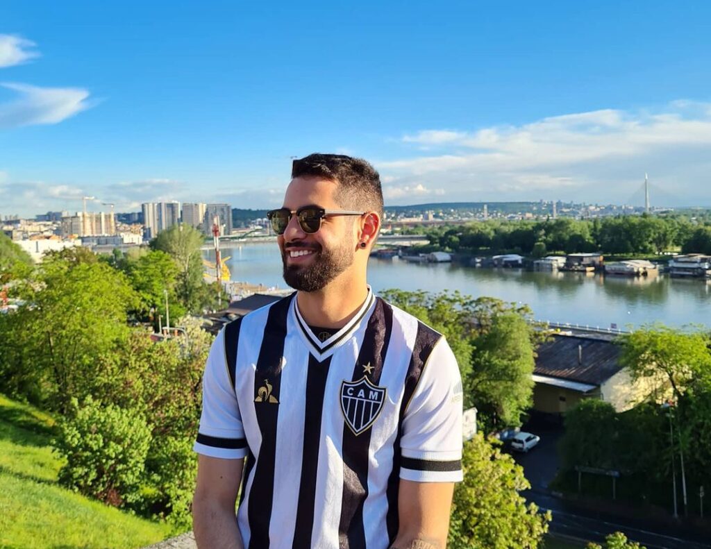 Torcedor da LOUD sorrindo e vestindo camisa do Atlético MG