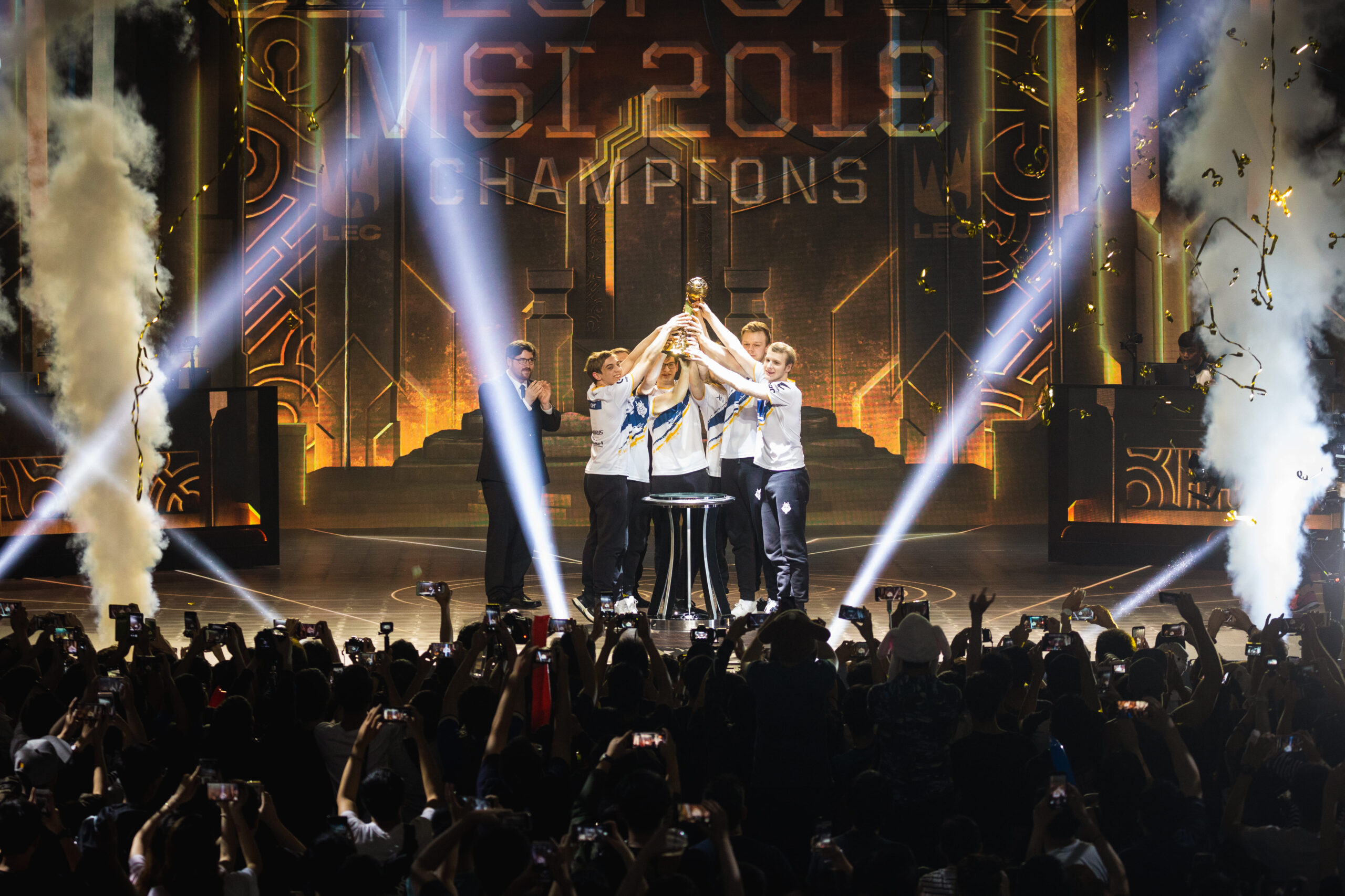 foto da equipe G2 levantando o troféu MSI 2019