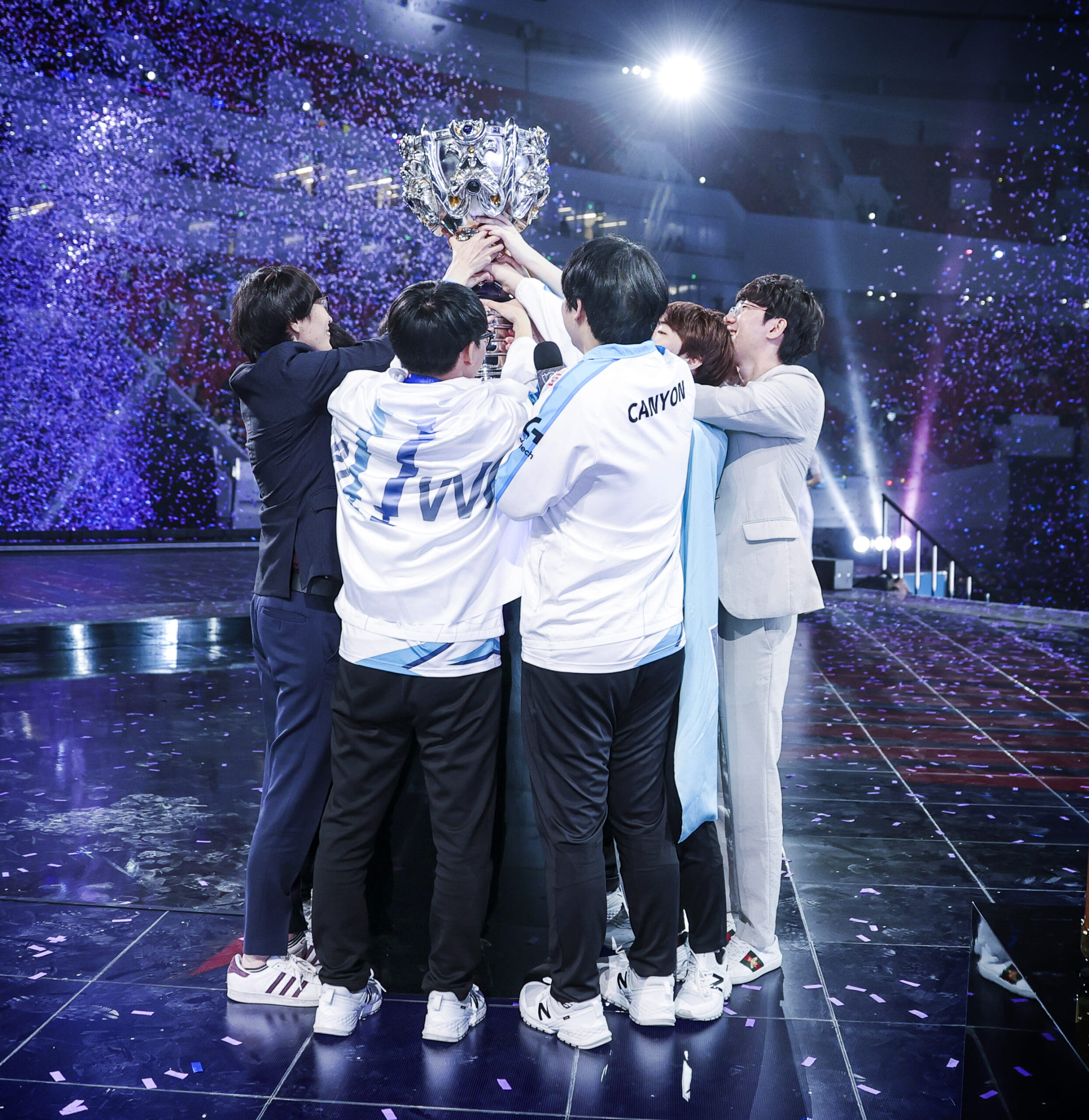 jogadores da Dplus, antiga DAMWON Gaming levantando a taça do worlds 2020