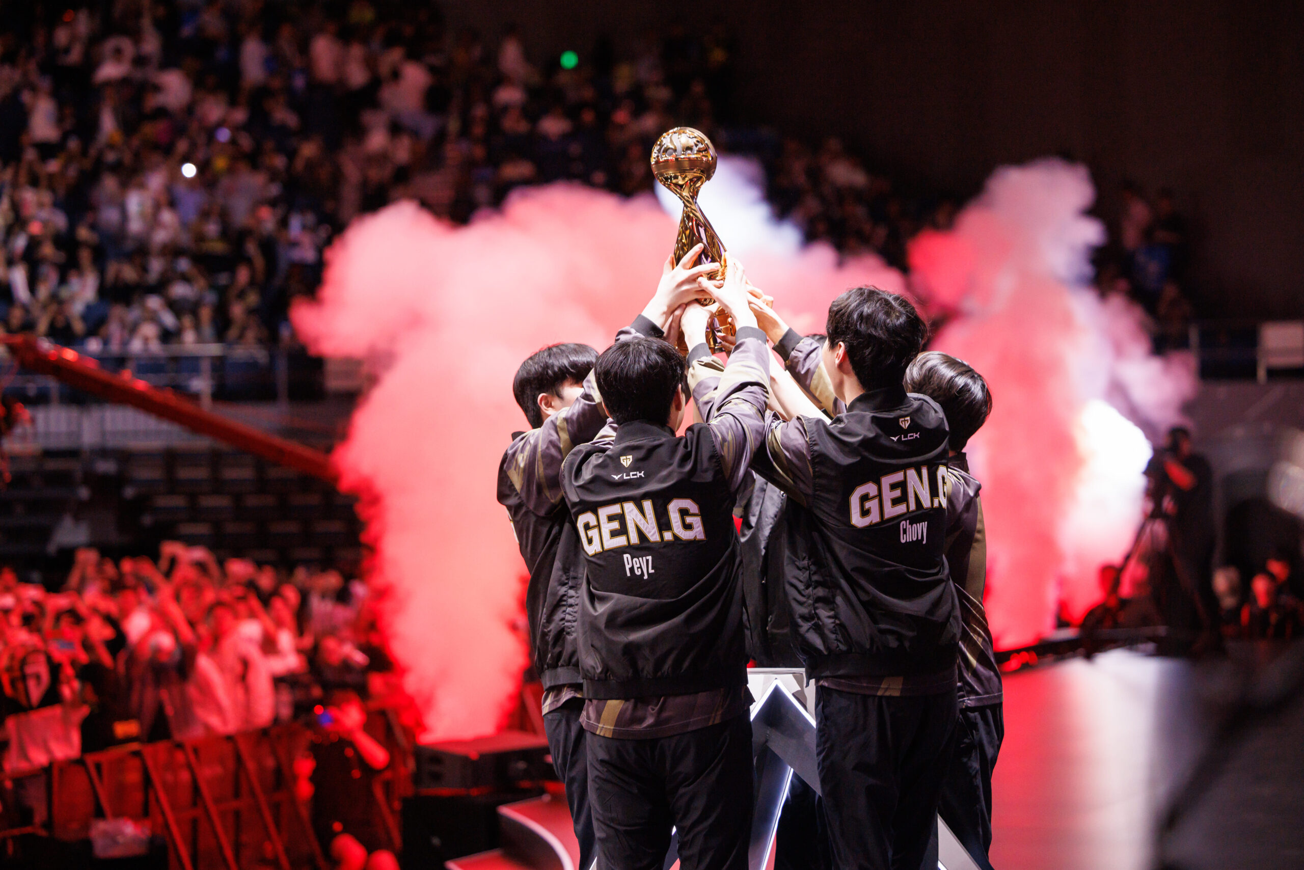 foto dos jogadores da GenG levantando a taça do MSI