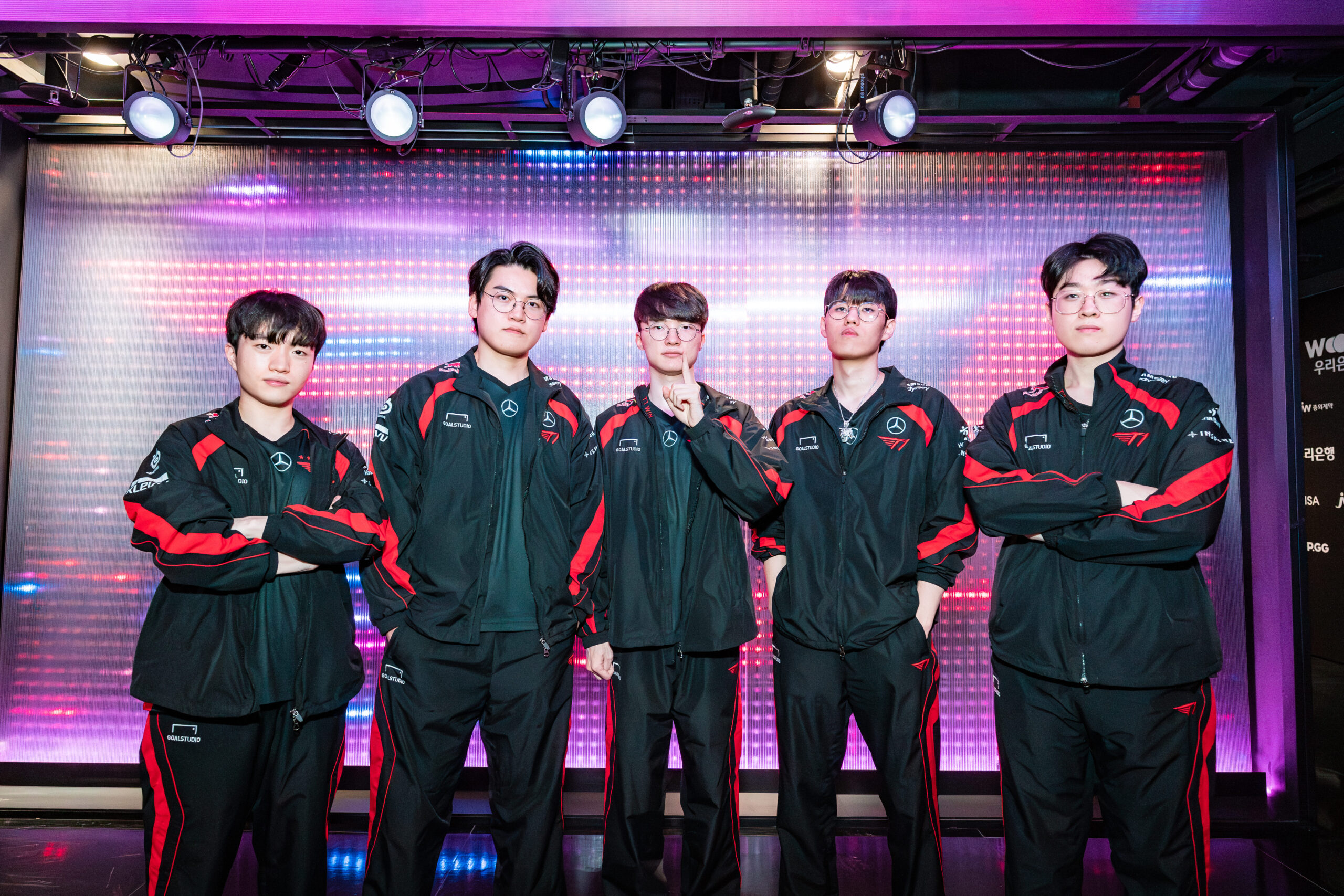 jogadores do time T1 em cima do palco da LCK