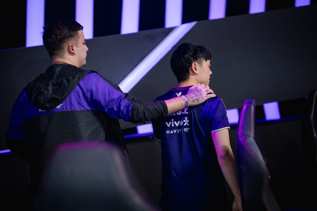 Jogadores Telas e Kisee saindo do palco do Americas Challengers