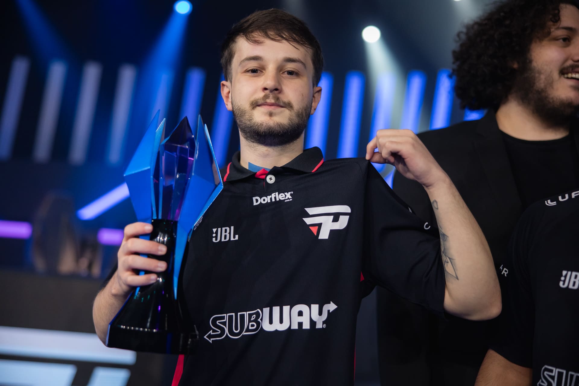 Hidan posando para a foto com o troféu do Americas Challengers