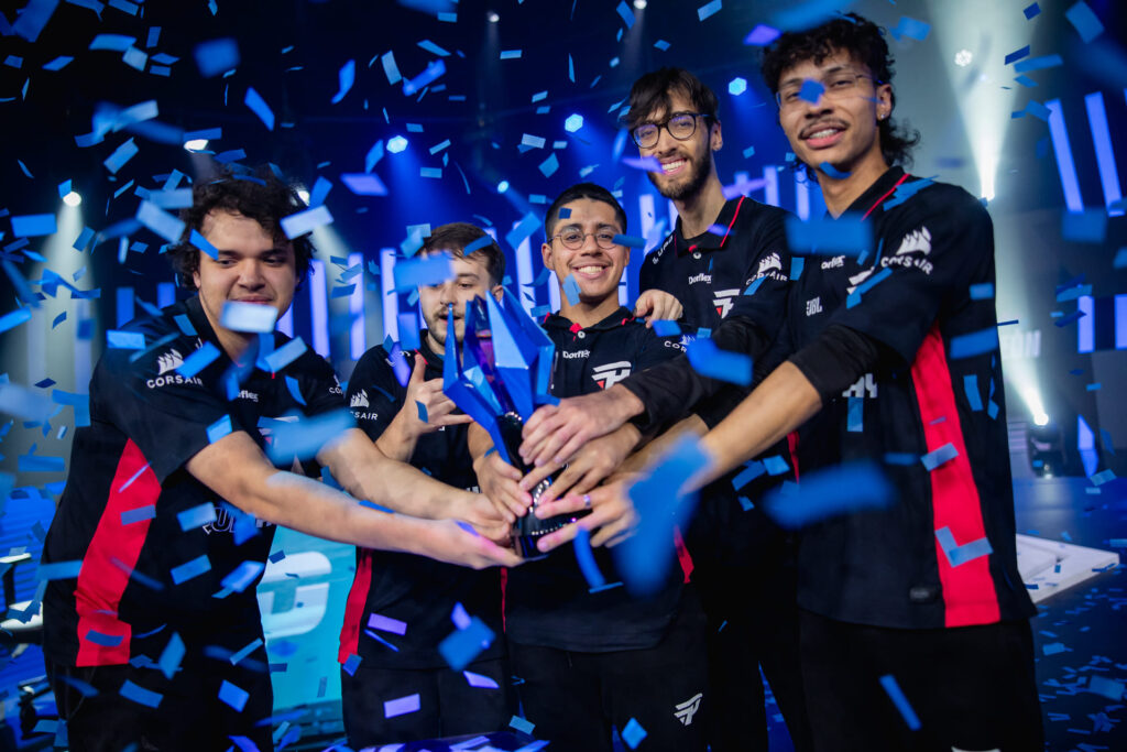 paiN academy levantando troféu do Americas Challengers