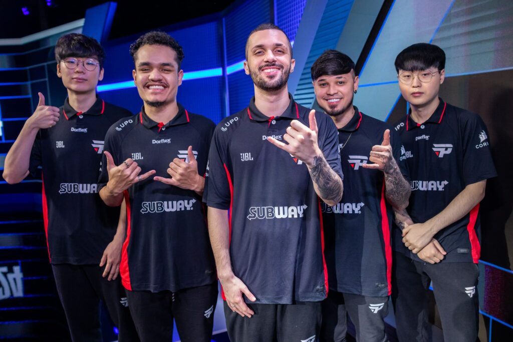 Jogadores da paiN Gaming em fileira posando para a foto no Mundial de LoL 2024