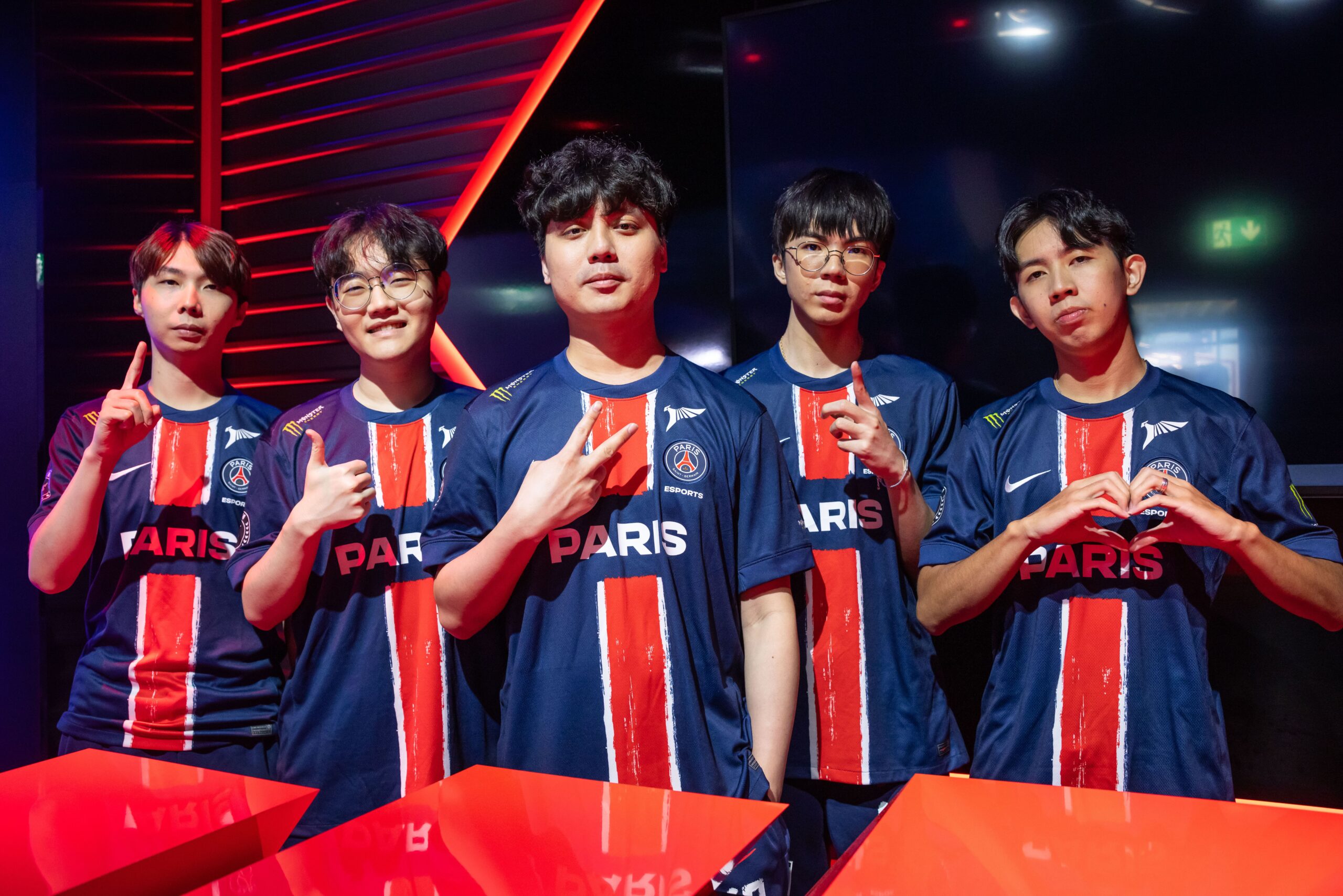 jogadores da PSG enfileirados posando para foto no Mundial de Lol