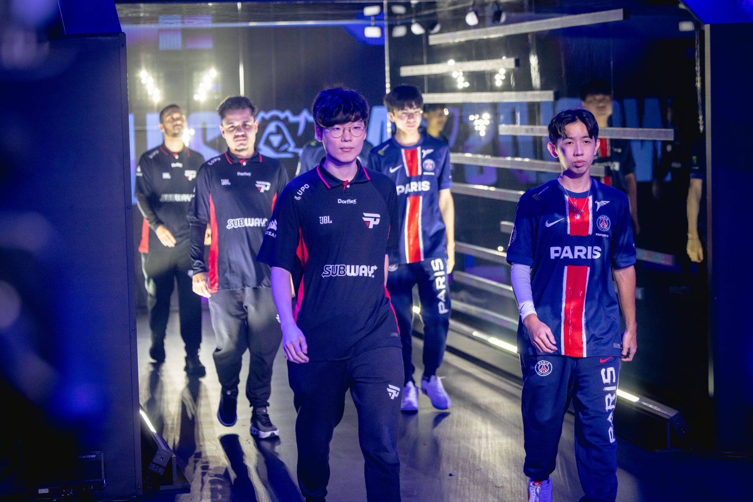 jogadores da paiN Gaming e PSG Talon entrando no palco do Mundial de LoL