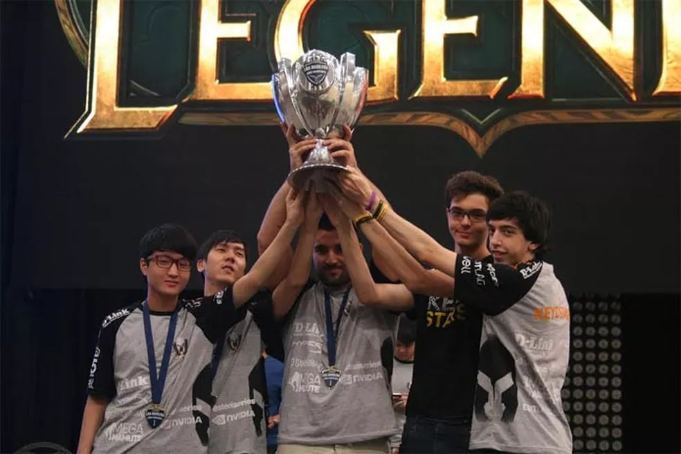 Time da VKS levantando troféu do CBLOL 2014