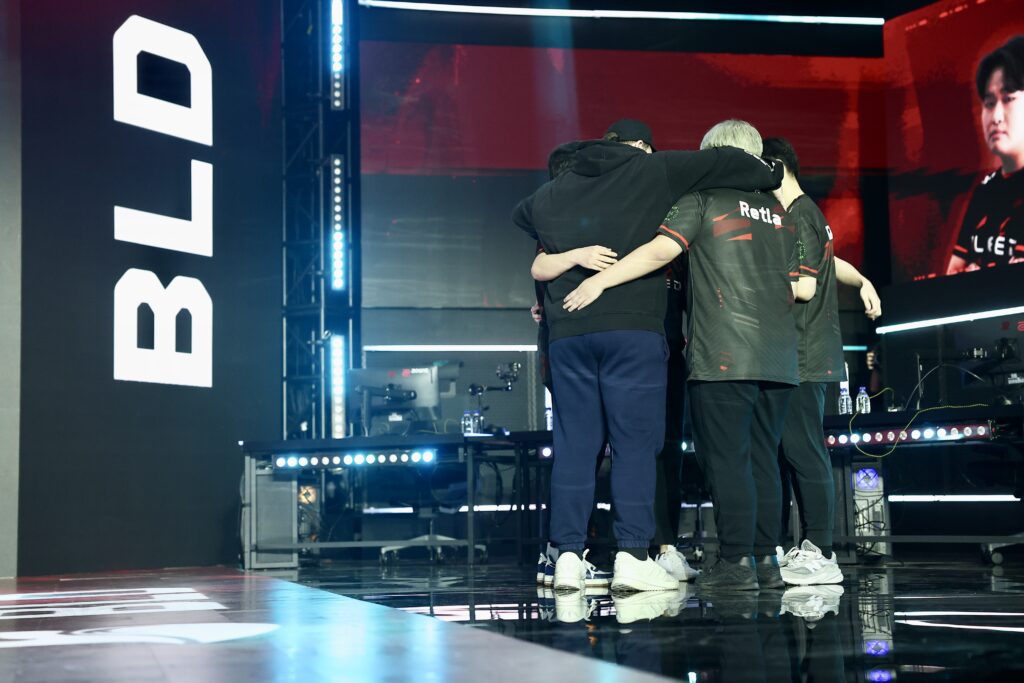 Equipe da BLEED Esports se abraçando no palco do VCT