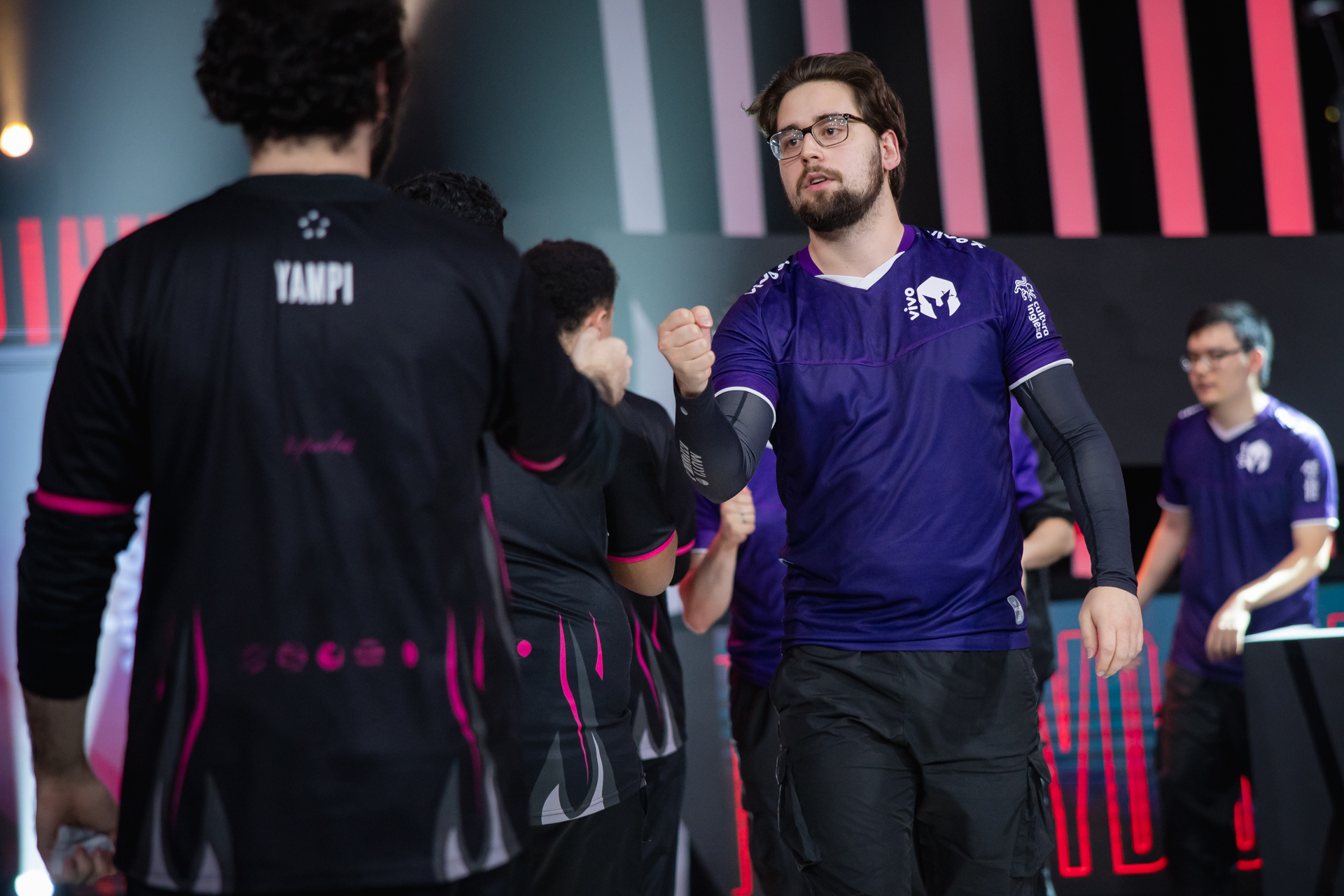 Smiley cumprimentando jogadores após partida no palco do CBLOL