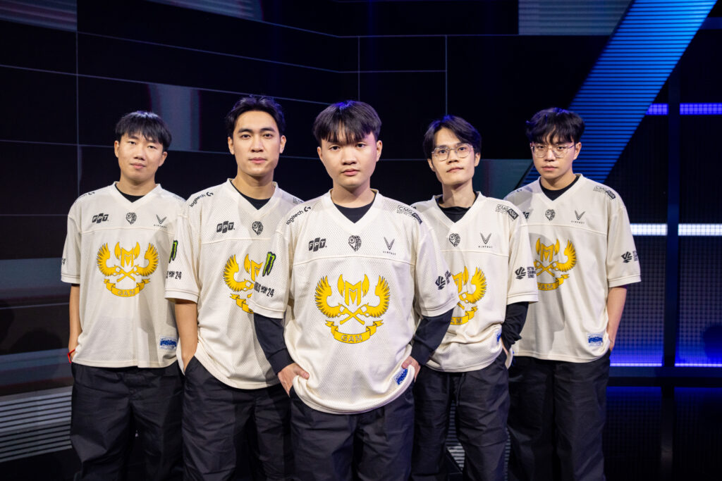 Equipe da GAM Esports posa para foto no Mundial de LoL