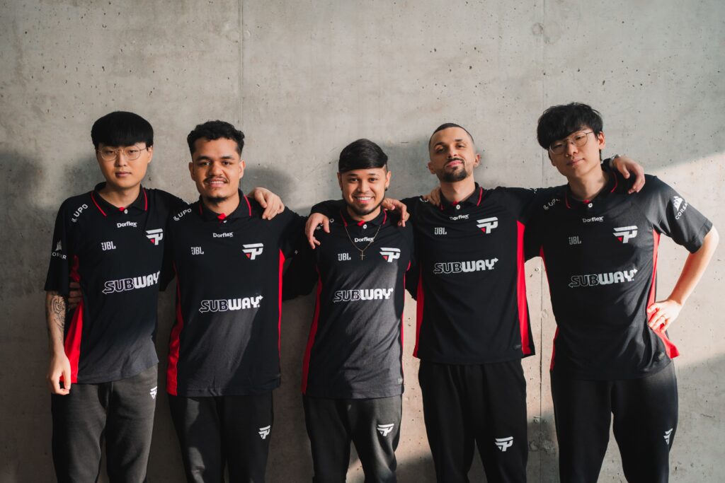 time da paiN Gaming posando para foto durante o Mundial de LoL