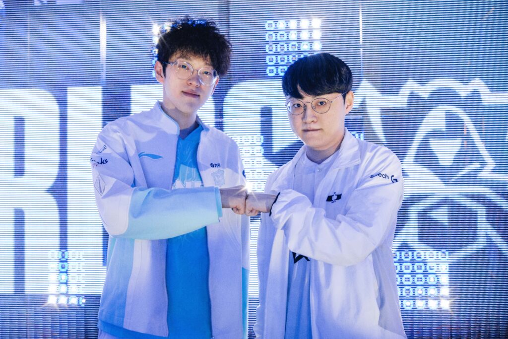 foto de Scout e ShowMaker durante disputa da fase suíça do Worlds LoL 2024