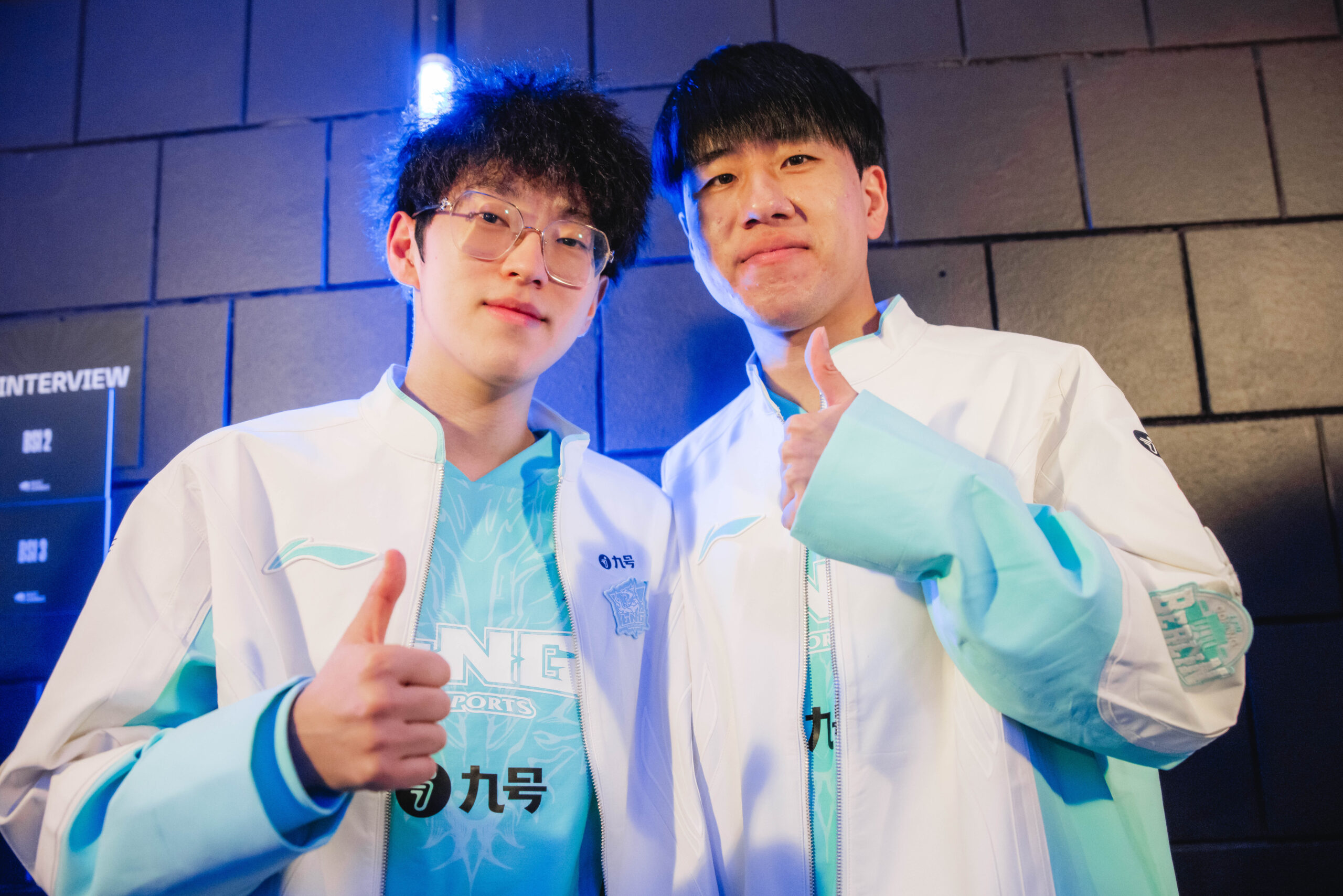 Scout e GALA da LNG posando para foto após classificacação nos playoffs do Worlds de LoL