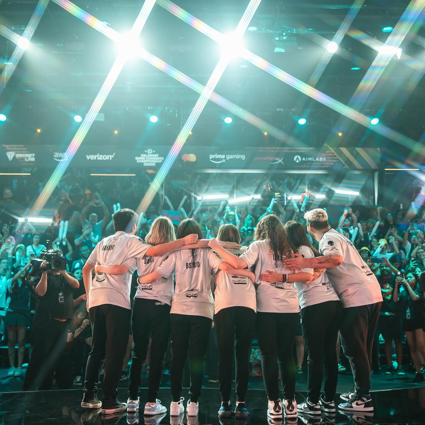 equipe da Team Liquid se abraçando no palco