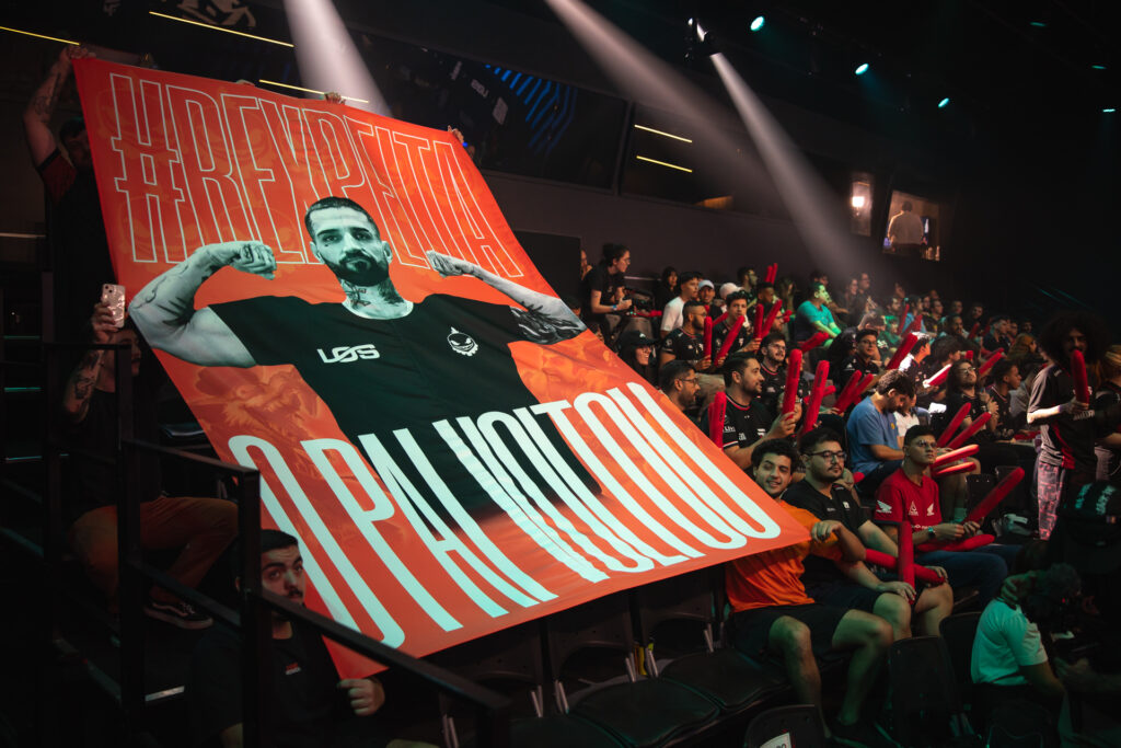 bandeiderão estendido na plateia do CBLOL