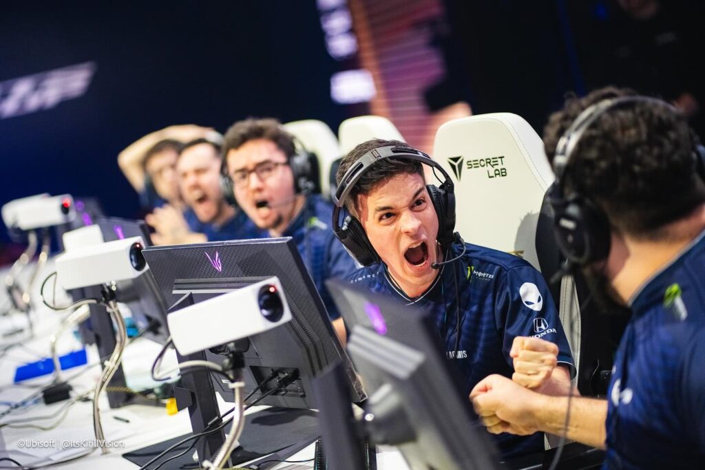 Lagonis da Team Liquid comemorando no palco da R6 JAM