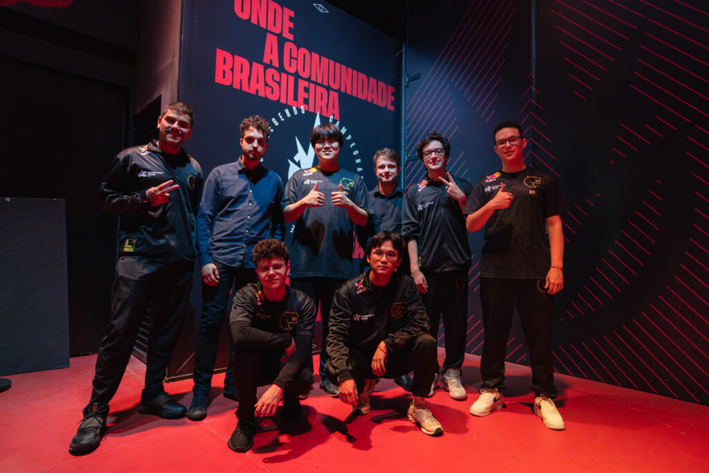 equipe da FURIA posando para foto no studio do CBLOL