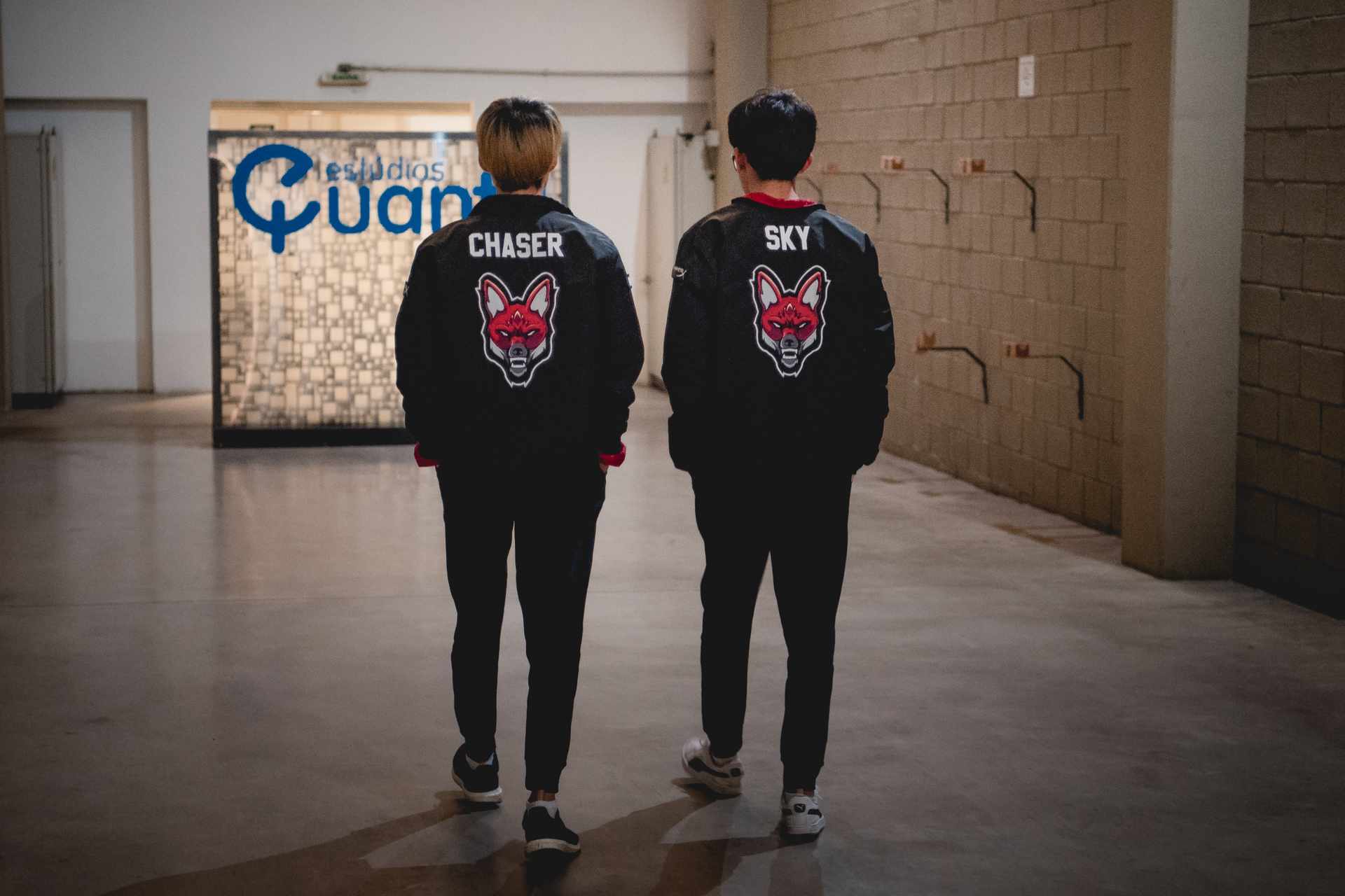 jogadores Sky e Chaser andando pelos estúdio da Riot Games durante CBLOL 2018