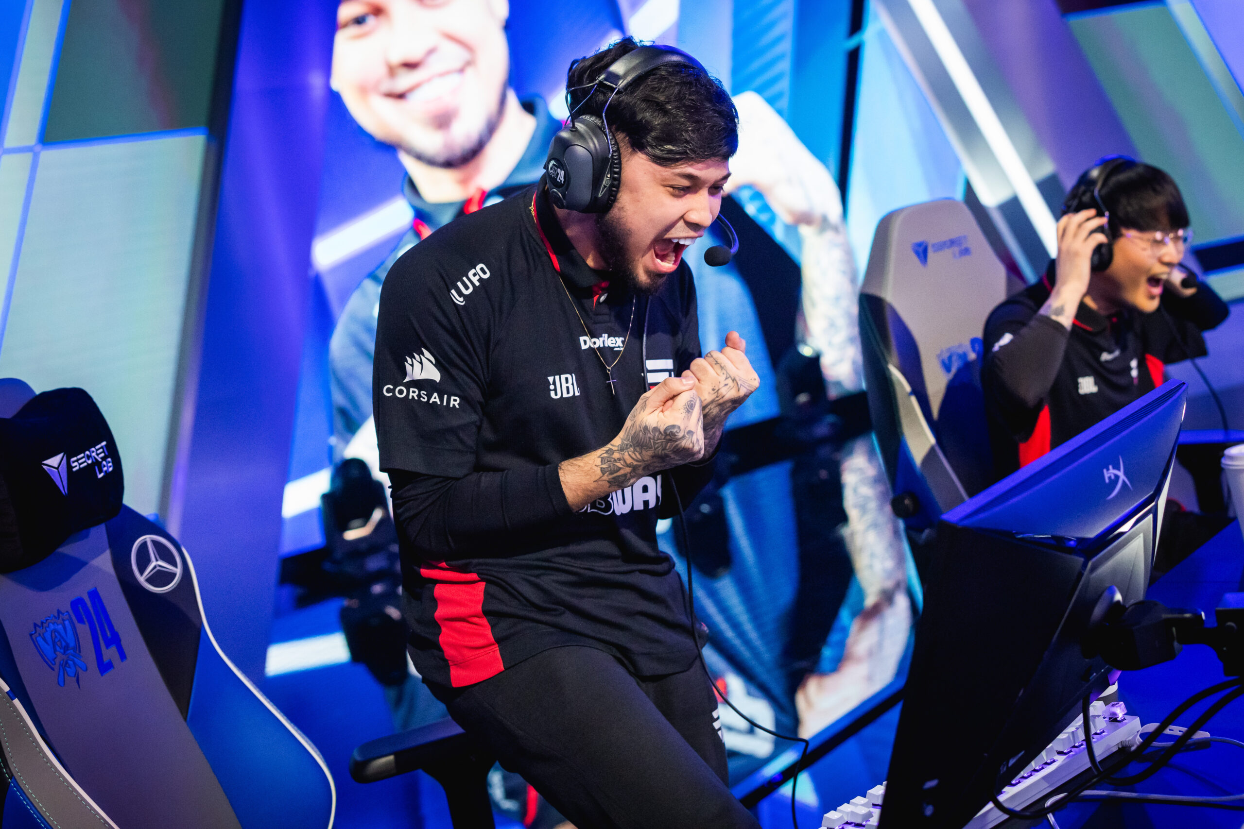 ADC da paiN Titan no palco do Mundial de LoL, após vitória