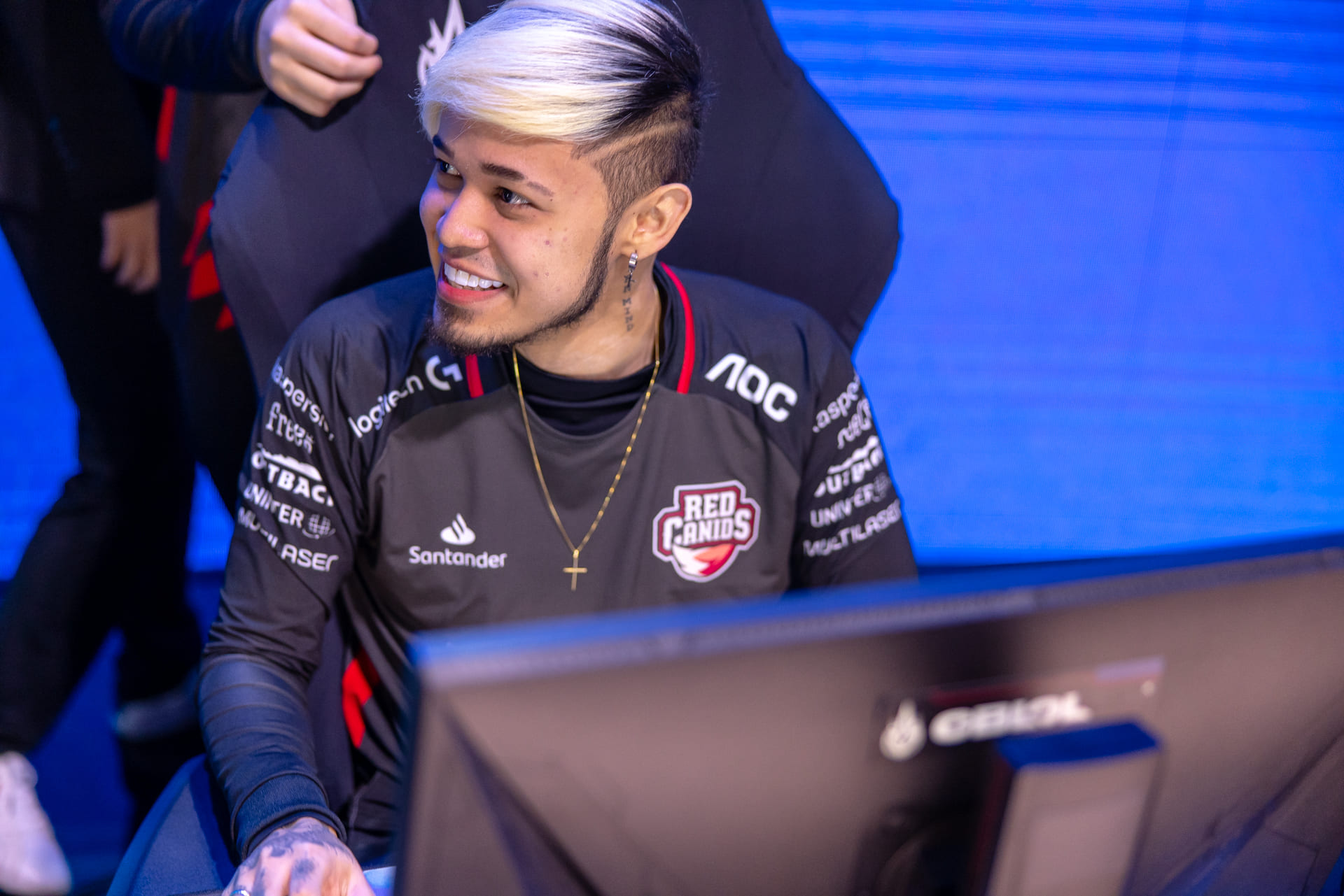 ADC TitaN, na época que jogava pela RED Canids, no palco do CBLOL