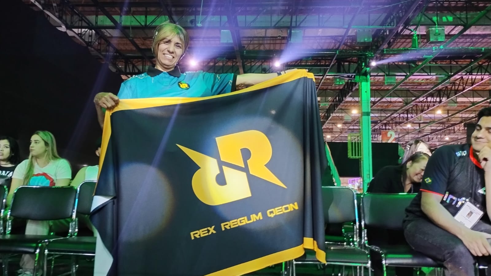 torcedora com a bandeira da RRQ Akira