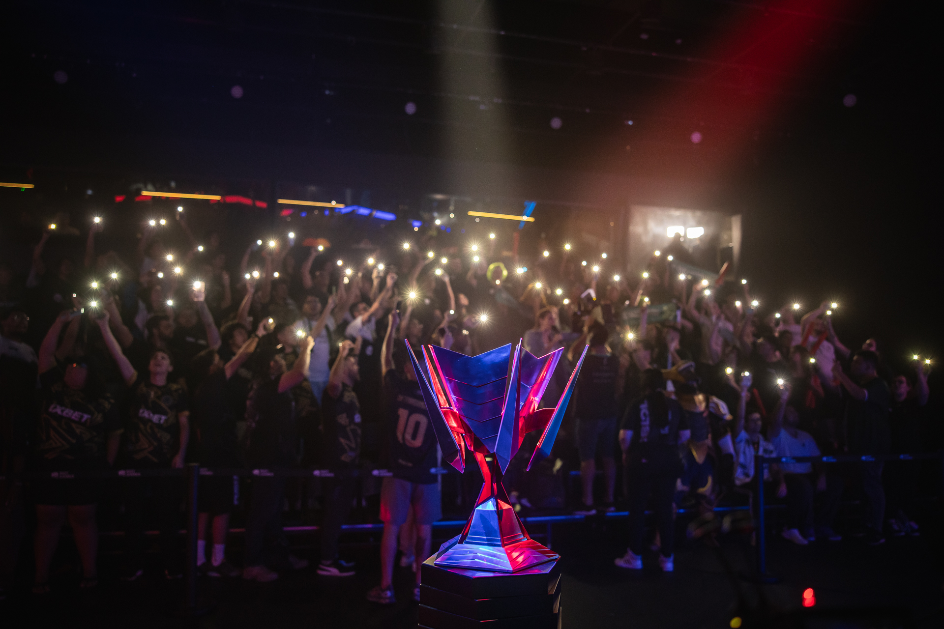 torcedores com luzes e o troféu do CBLOL