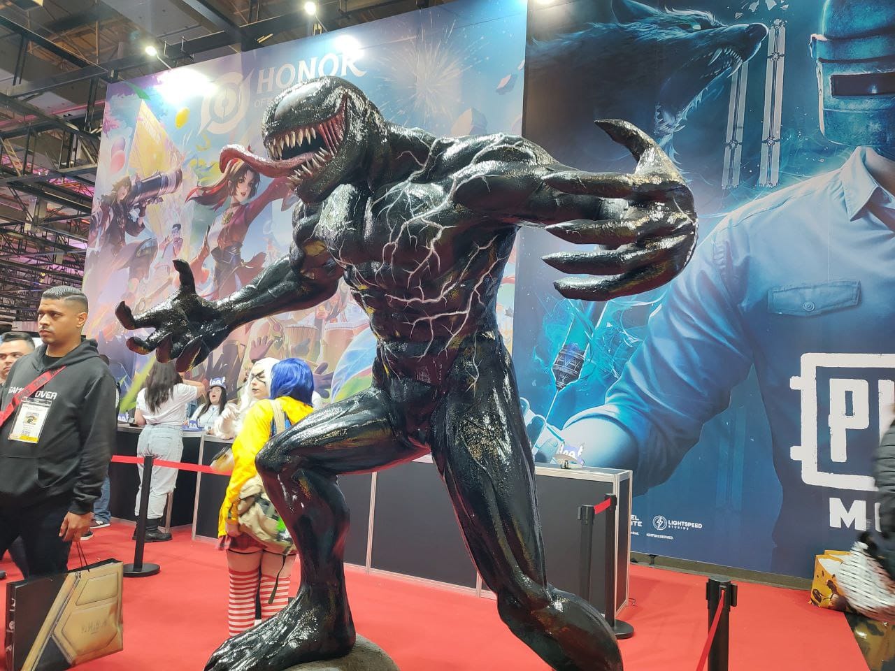 estátua do Venom em estande na BGS