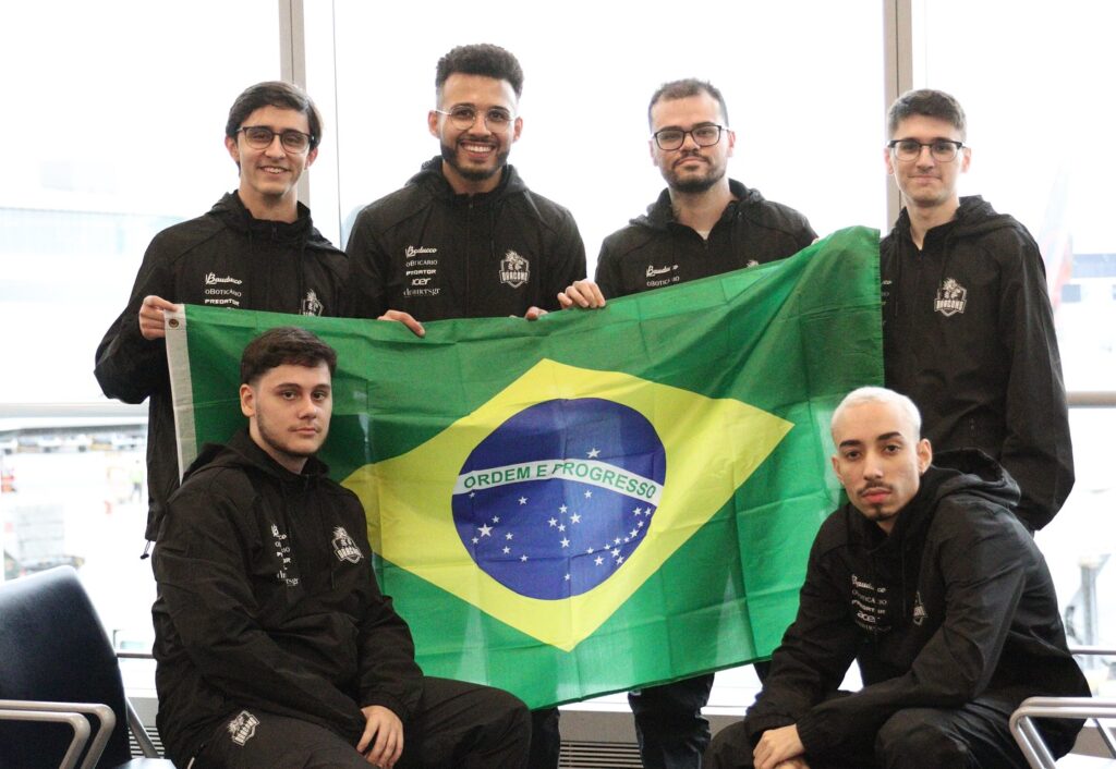 time da Black Dragons de R6 posando para foto com a bandeira do Brasil