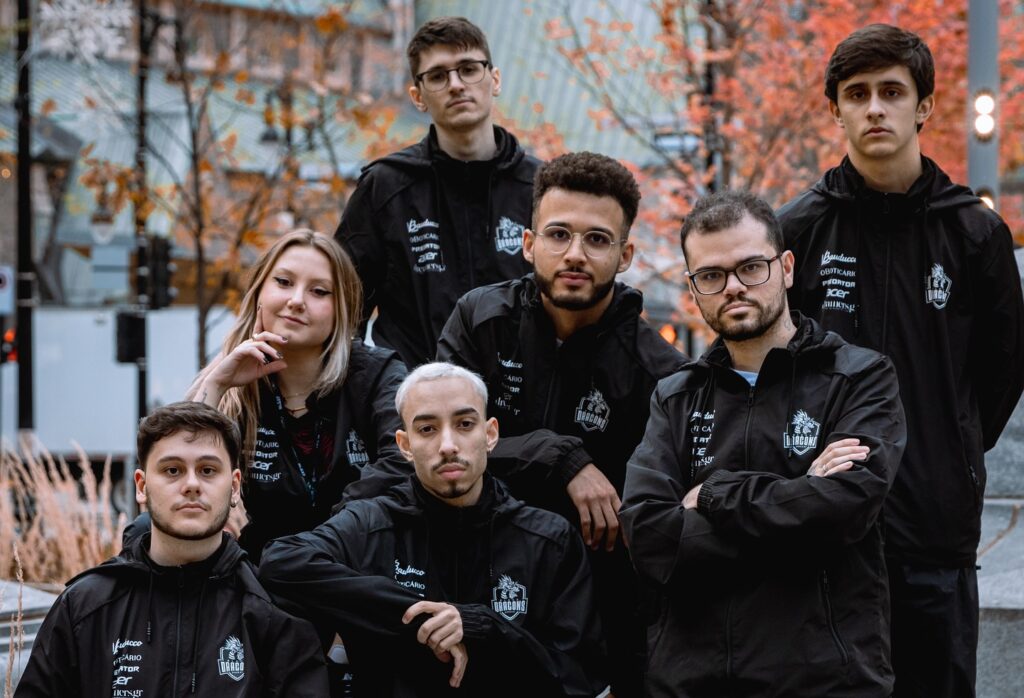 time de R6 da Black Dragons posando para foto