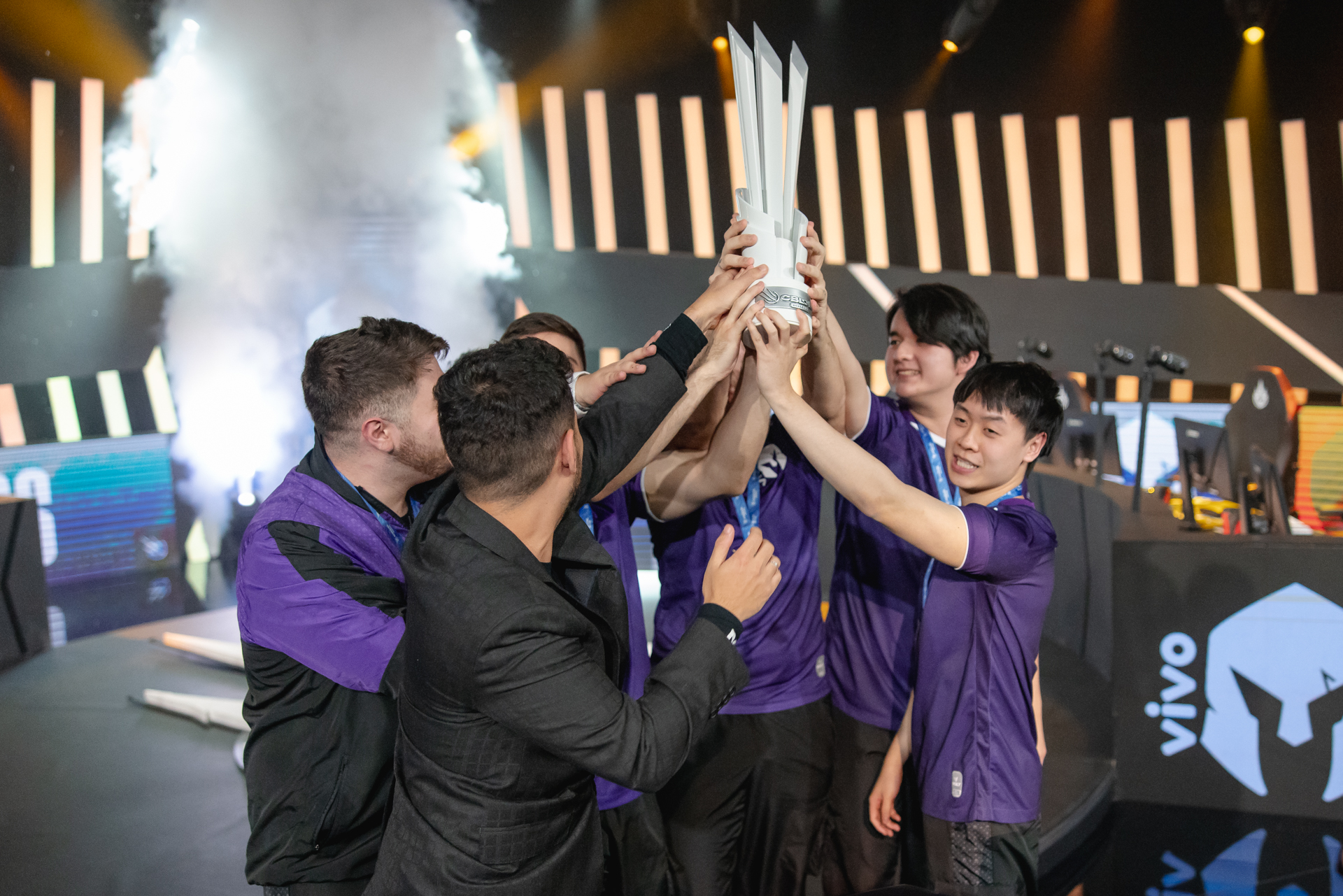 jogadores da VKS levantando troféu do CBLOL Academy 2024 de LoL