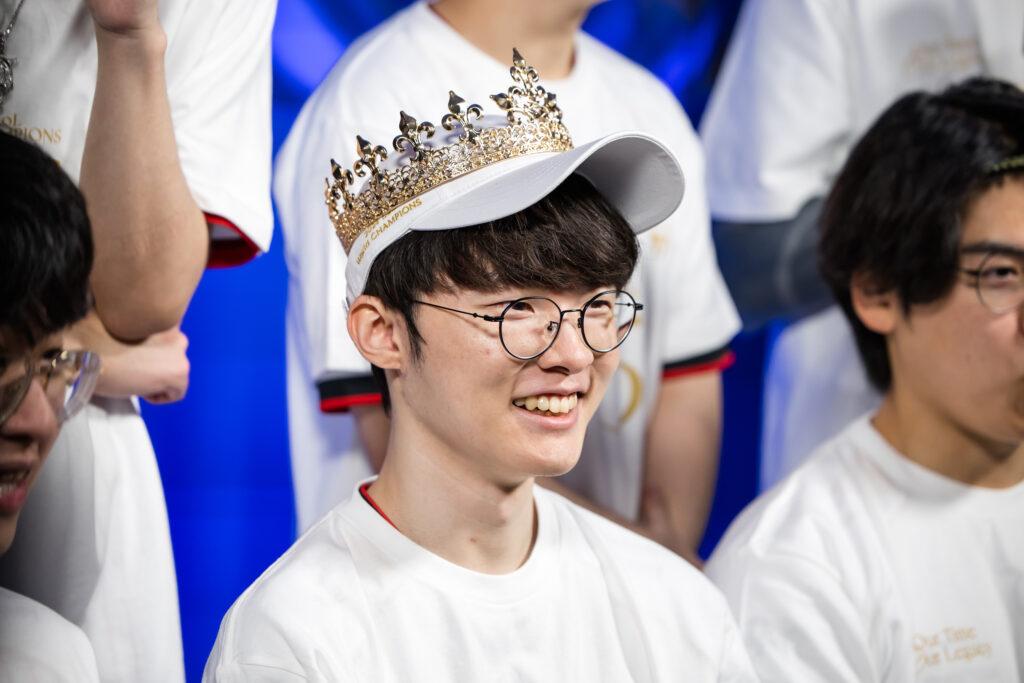 Faker da T1 com a coroa do Worlds 2024