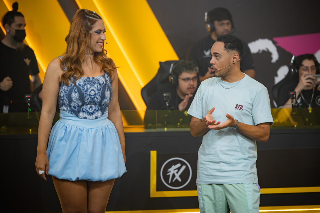 casters da FFWS apresentando entre os jogos