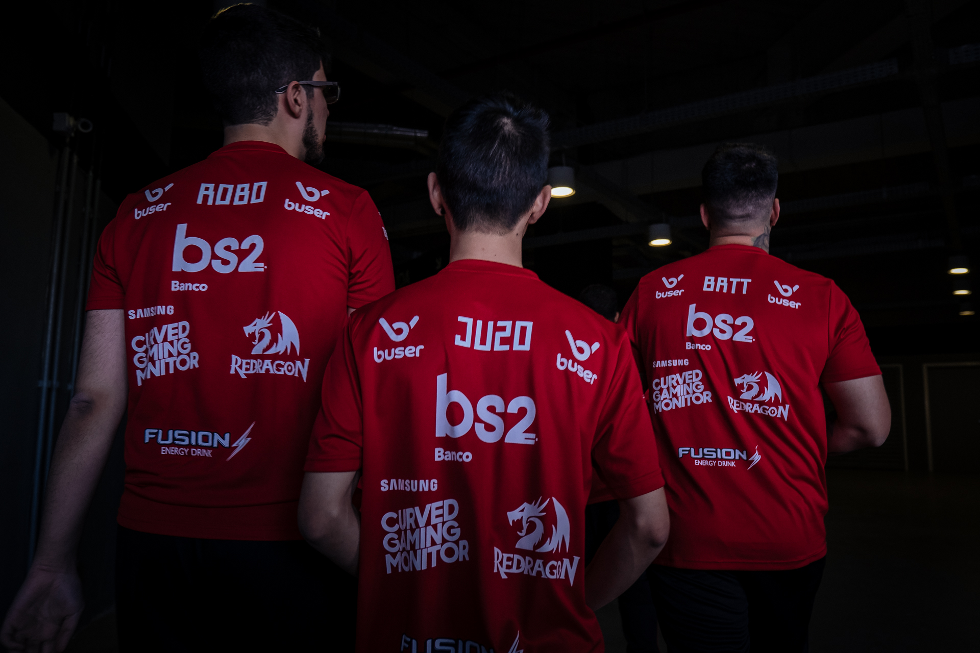 jogadores Robo, brTT e Juzo do LoL Flamengo de costas entre jogos do CBLOL.