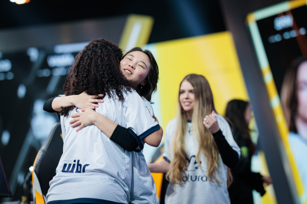 jogadoras do MIBR se abraçam após vitória no mundial inclusivo de VALORANT