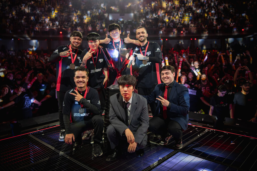 time da paiN Gaming posa para foto com troféu do CBLOL 2024