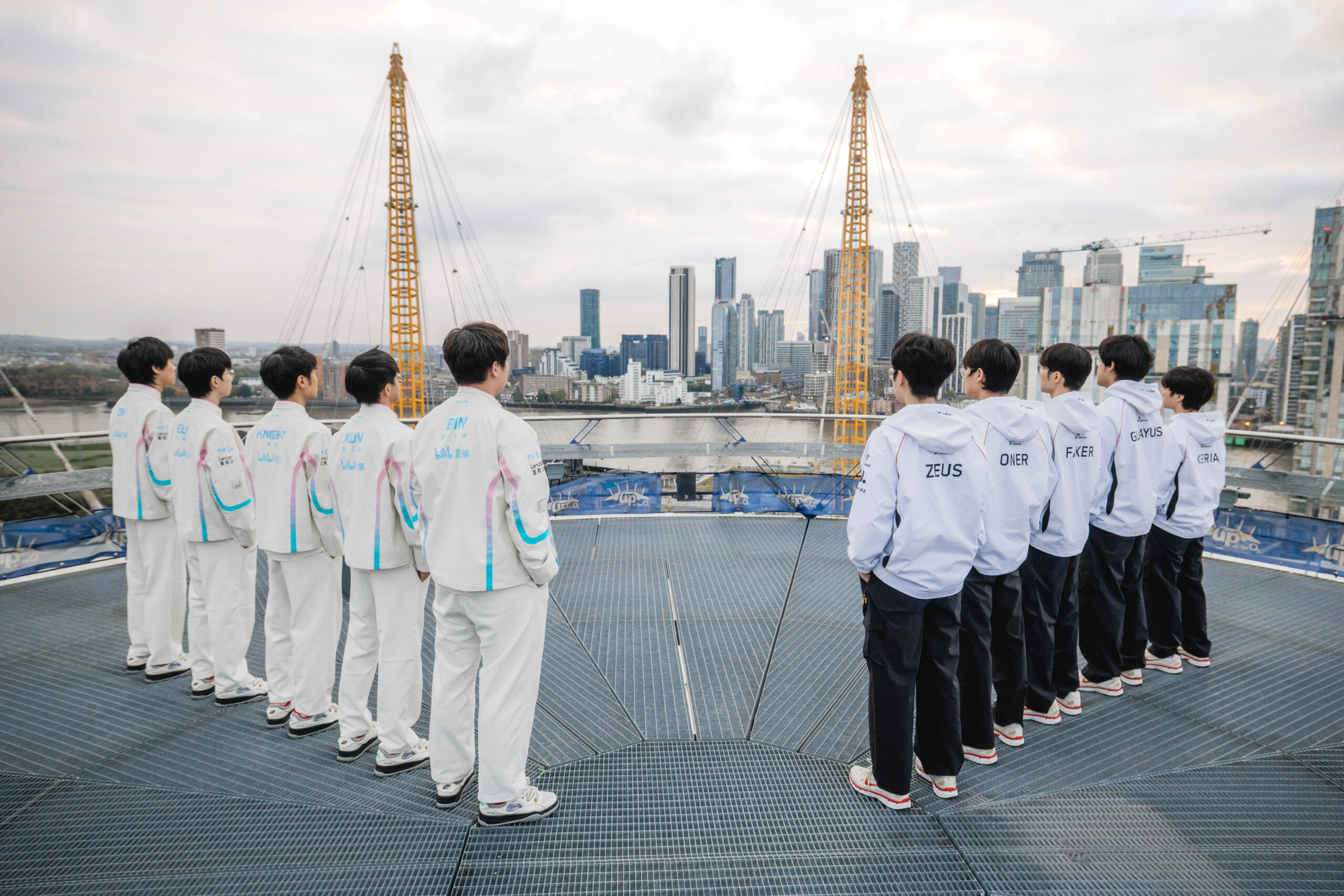 times BLG e T1 posam para foto em Londres no Worlds 2024