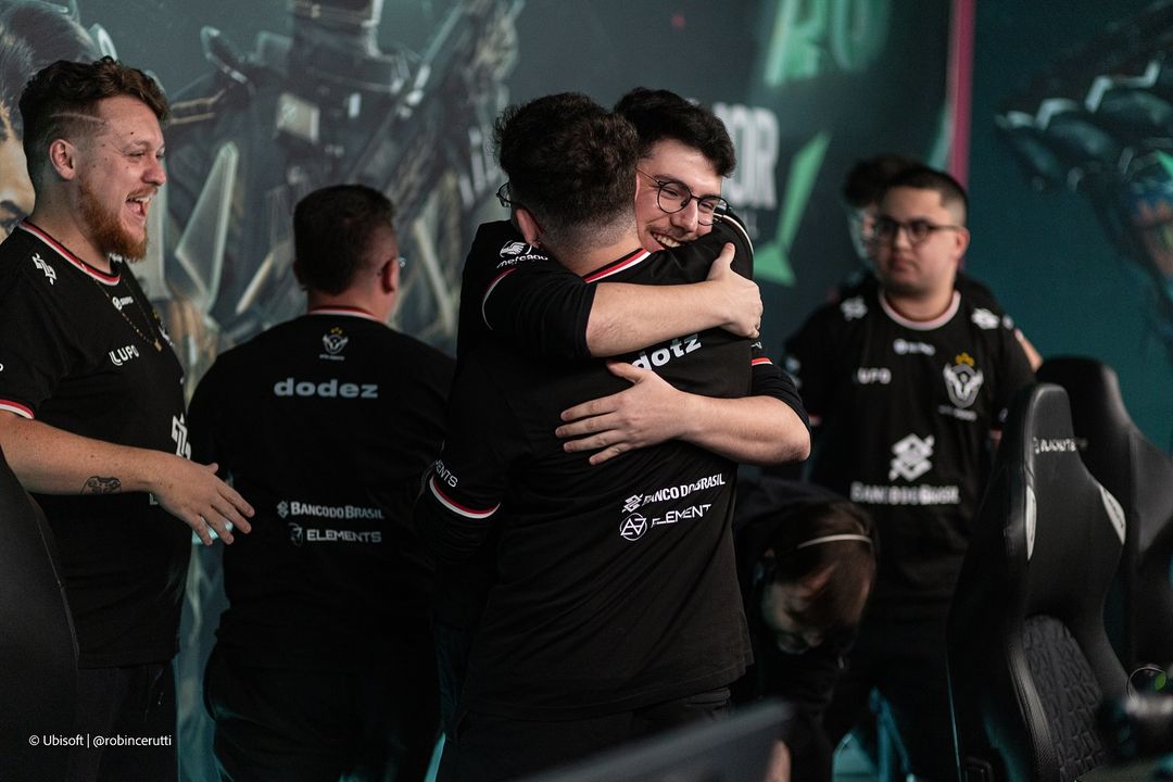 jogadores da W7M se abraçam após jogo no R6 Major Montreal